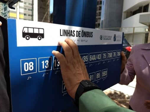 Pontos de ônibus ganham sistema de identificação de linhas em Braille
