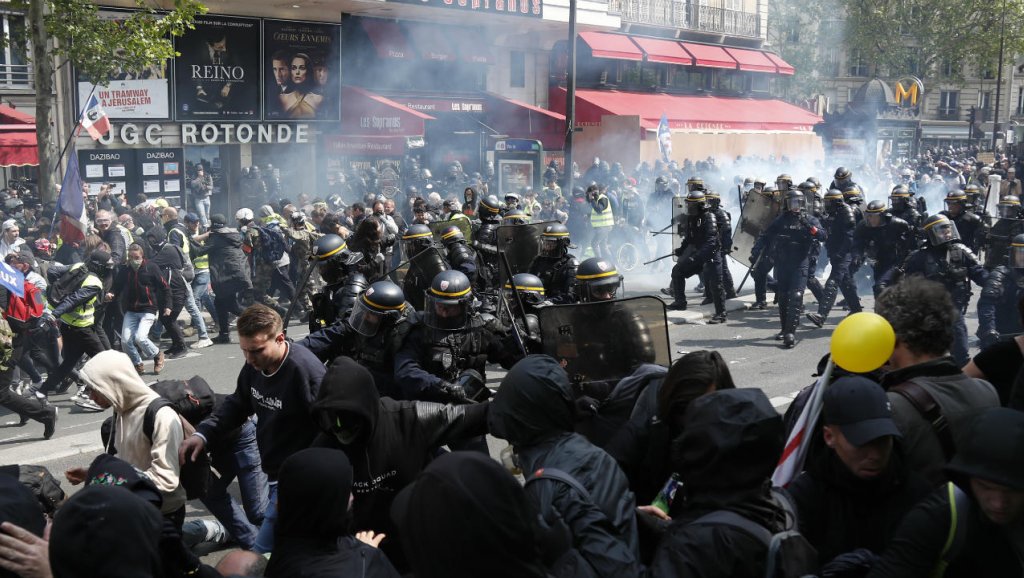 Paris tem cenas de guerrilha urbana com manifestações