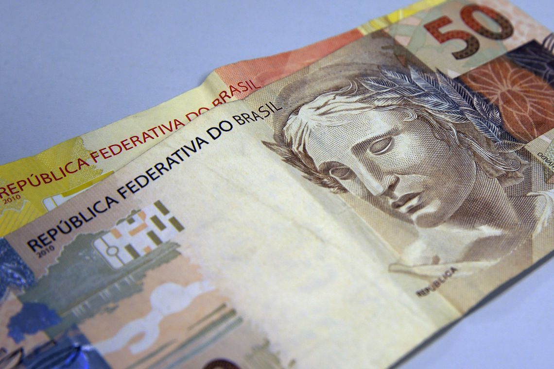 Bolsonaro assina Medida Provisória que eleva salário mínimo para R$ 1.045