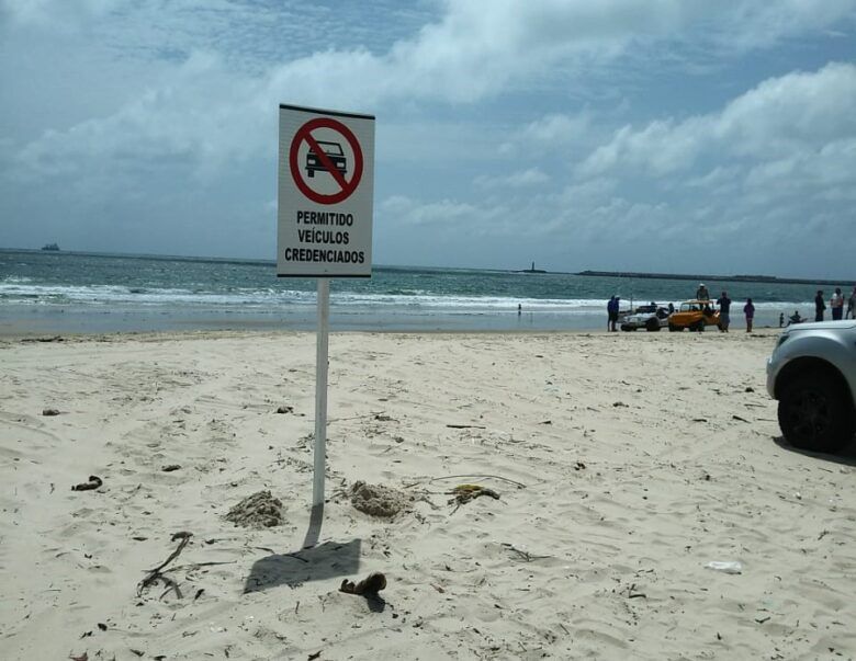 Detran-RN instala placas de proibição ao tráfego de veículos nas praias