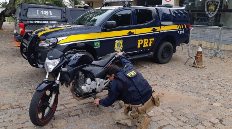 Dupla é presa na BR 304 em Macaíba logo após roubar motocicleta em Parnamirim 