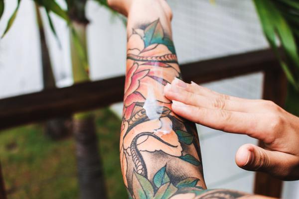 Mesmo tatuagens mais antigas podem causar uma nova infecção ou alergia