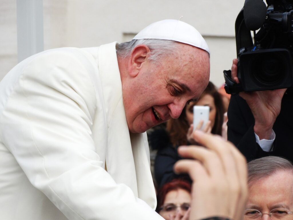 Papa Francisco alerta para risco de 'genocídio viral'