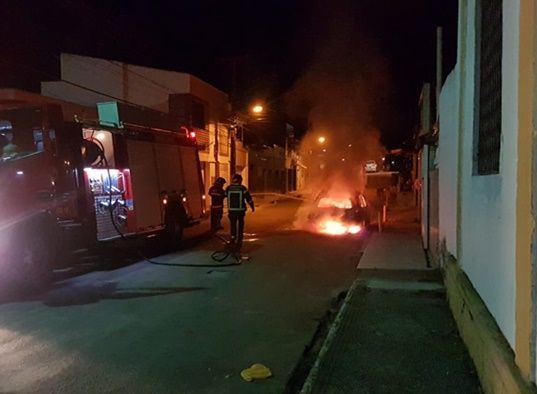 Corpo de Bombeiros combate incêndio veicular em Macaíba