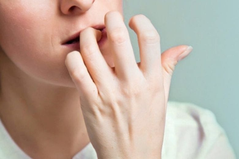 Hábito de roer as unhas aumenta o risco de contágio por Coronavírus