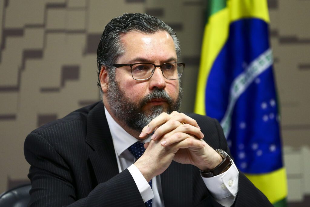 Ministro Ernesto Araújo diz que mundo enfrenta comunavírus