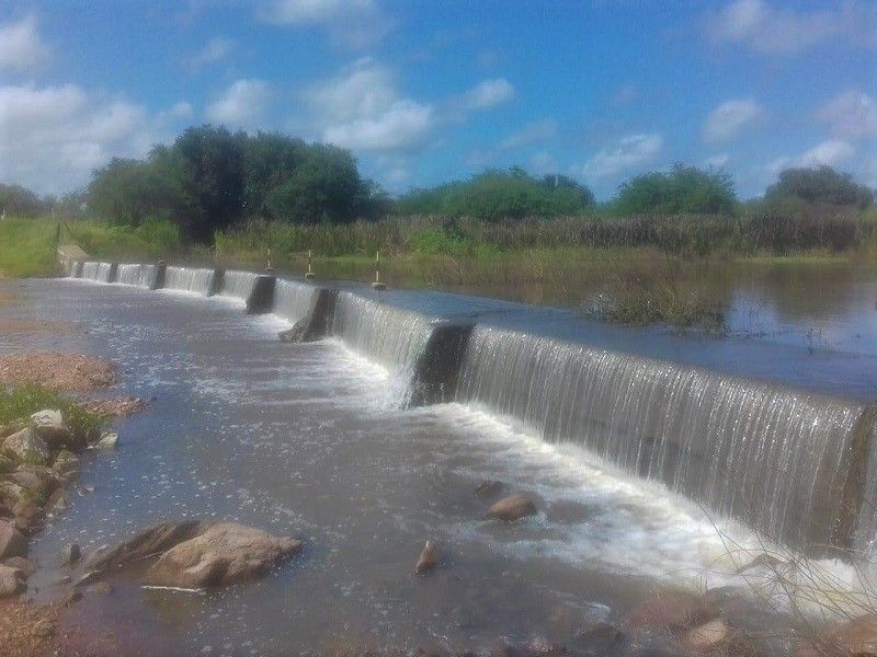 Açude transborda em Paraú e agricultores comemoram armazenamento de água