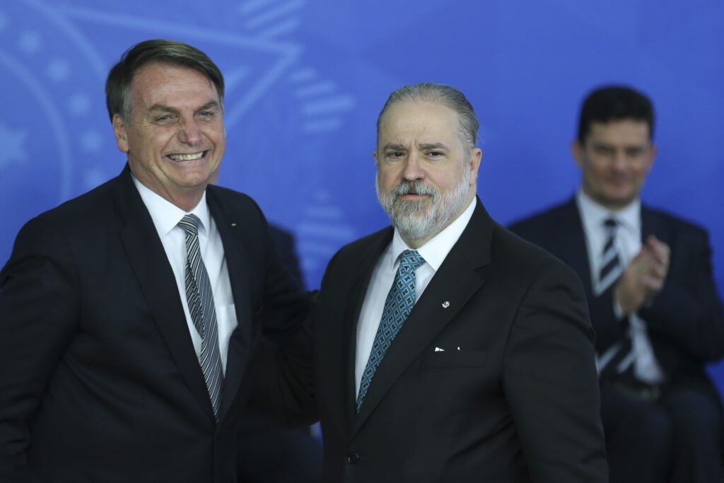 Bolsonaro diz que pode indicar Aras ao STF caso um dos ministros 'desapareça'