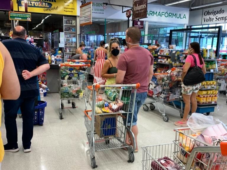 Governo do RN autua supermercados por permitirem mais de uma pessoa por família