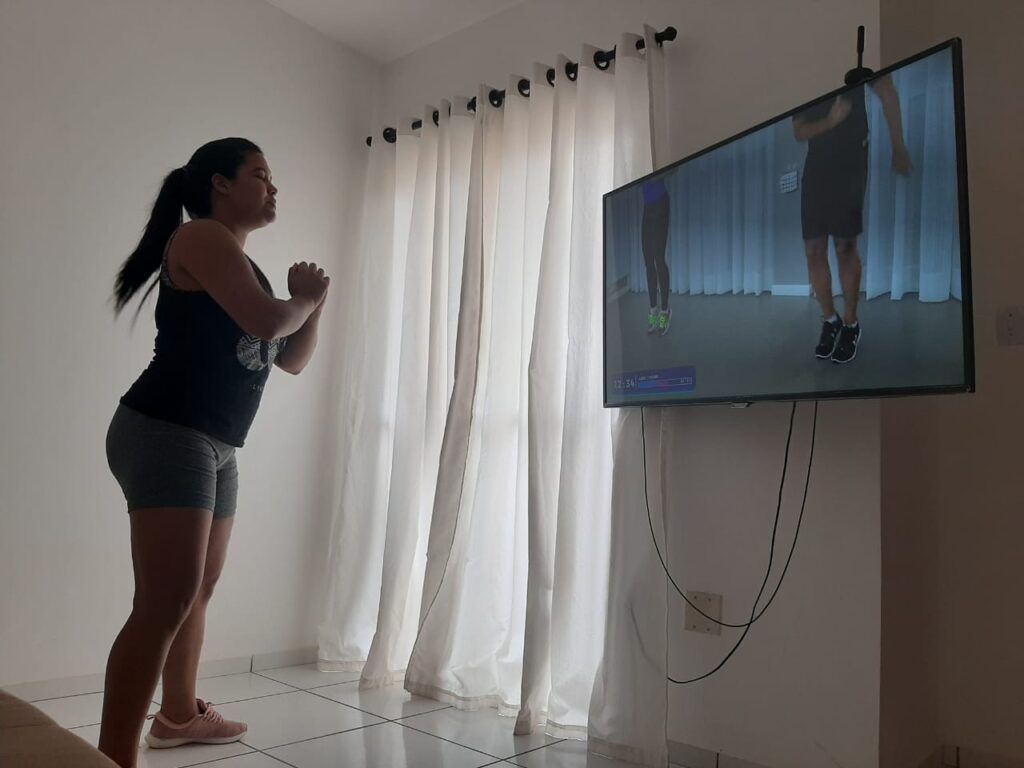 jornalista Juliany Oliveira Exercícios físicos em casa podem provocar lesões e acidentes
