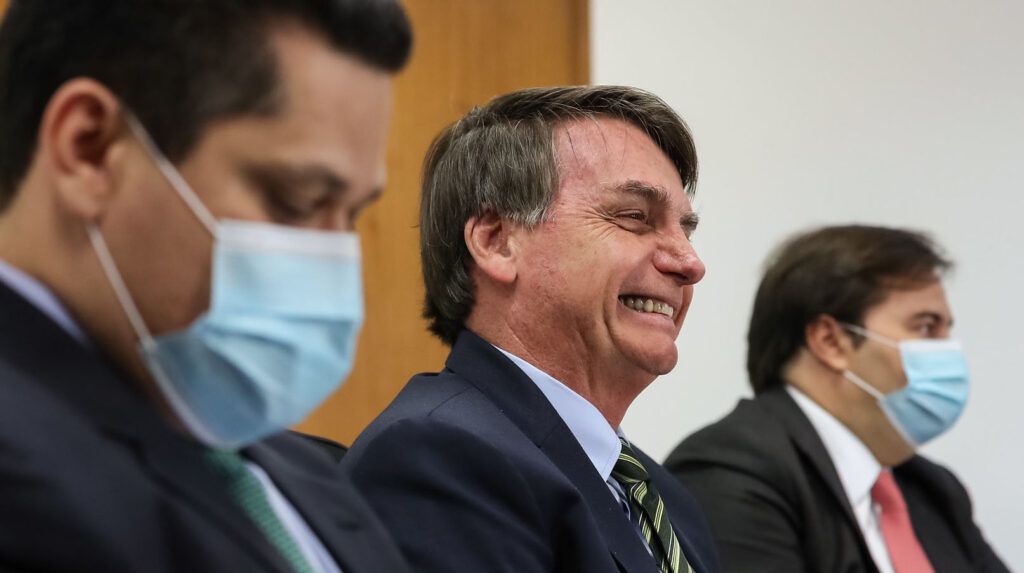 Bolsonaro veta obrigatoriedade de uso de máscaras em locais fechados