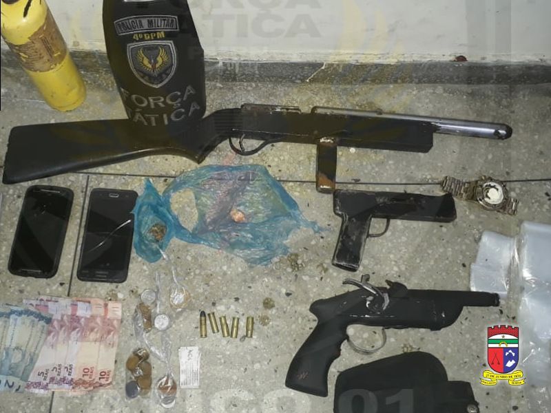 Força Tática prende 4 homens com armas e drogas na Redinha