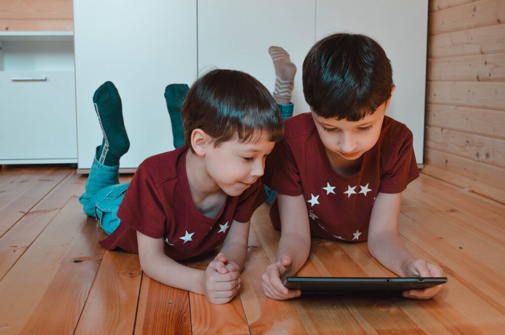 Como o uso da internet pode impactar crianças durante a infância