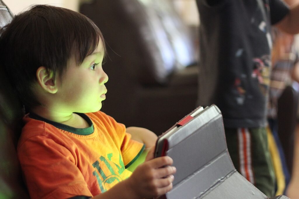 Como o uso da internet pode impactar crianças durante a infância 