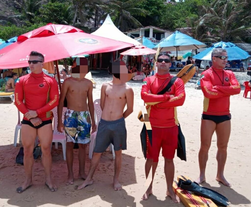 Guarda-vidas resgatam adolescentes arrastados pelo mar na Praia de Pipa