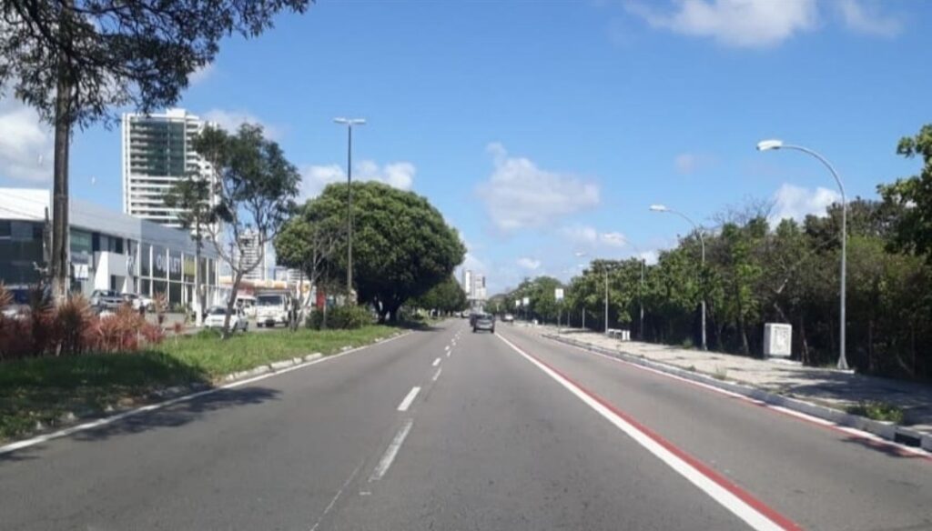 Avenida Roberto Freire ganhará faixa compartilhada para bikes e ônibus