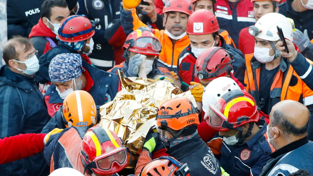 Criança é resgatada na Turquia após passar 65 horas soterrada