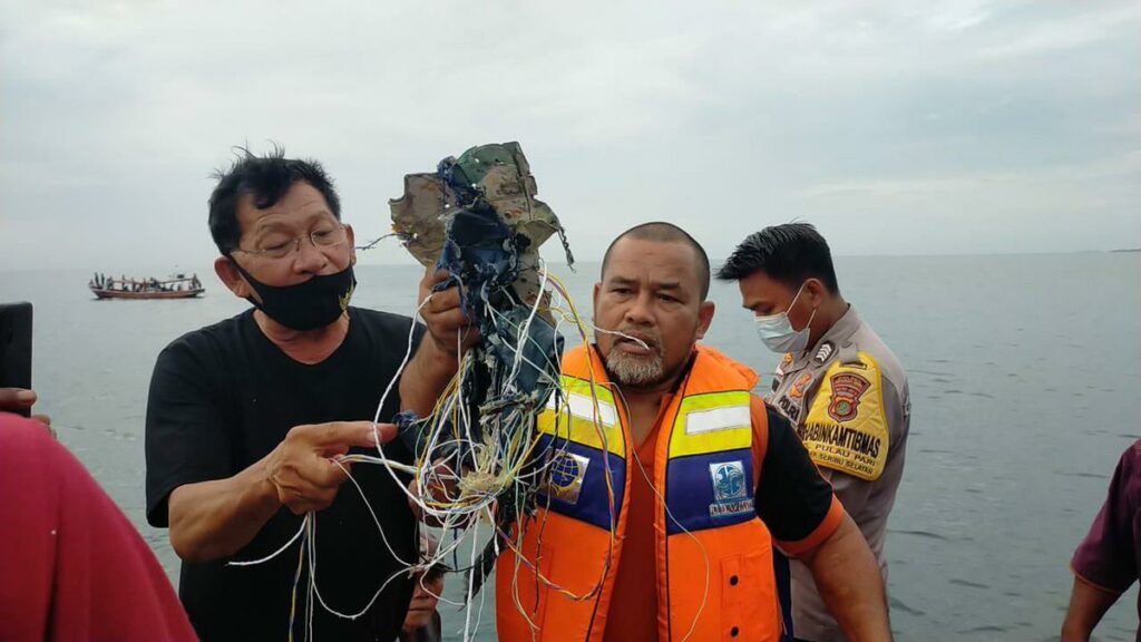 Detritos de avião da Indonésia e restos humanos são encontrados em Jacarta