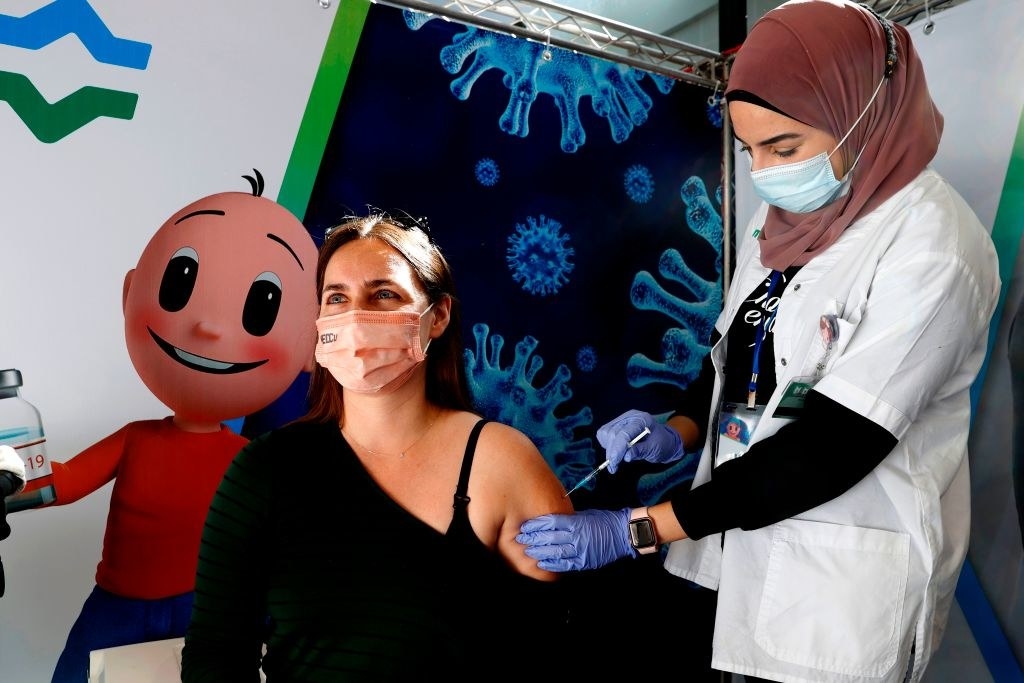 Com a maior taxa de vacinação contra covid-19 do mundo Israel já está observa doença diminuir