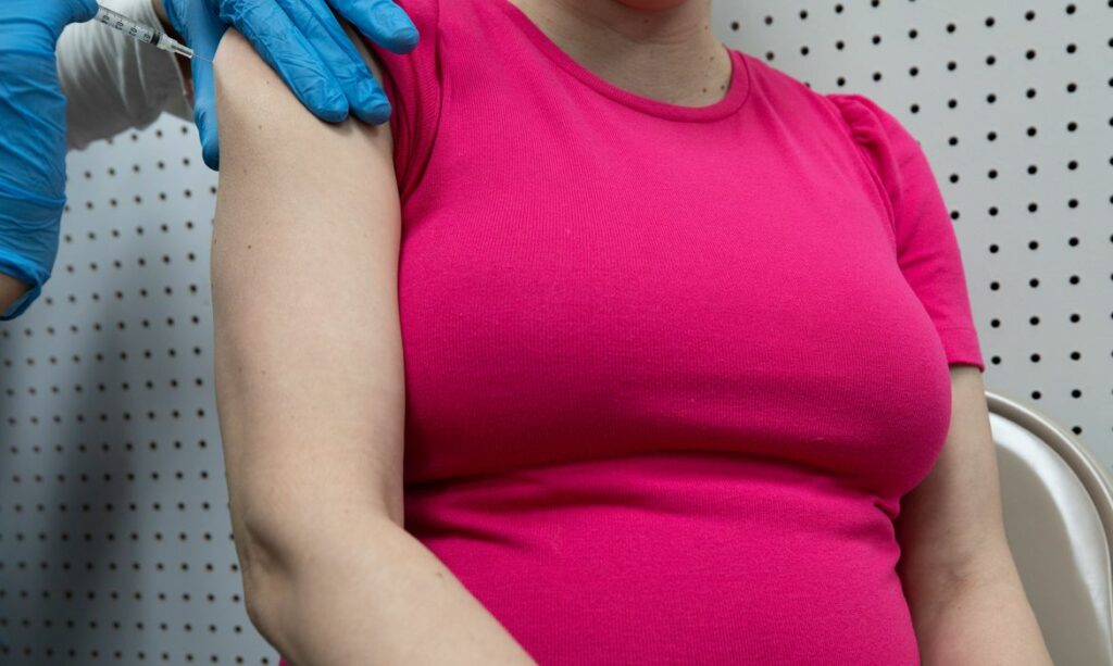 Covid-19 vacinação de grávidas pode proteger bebês diz novo estudo