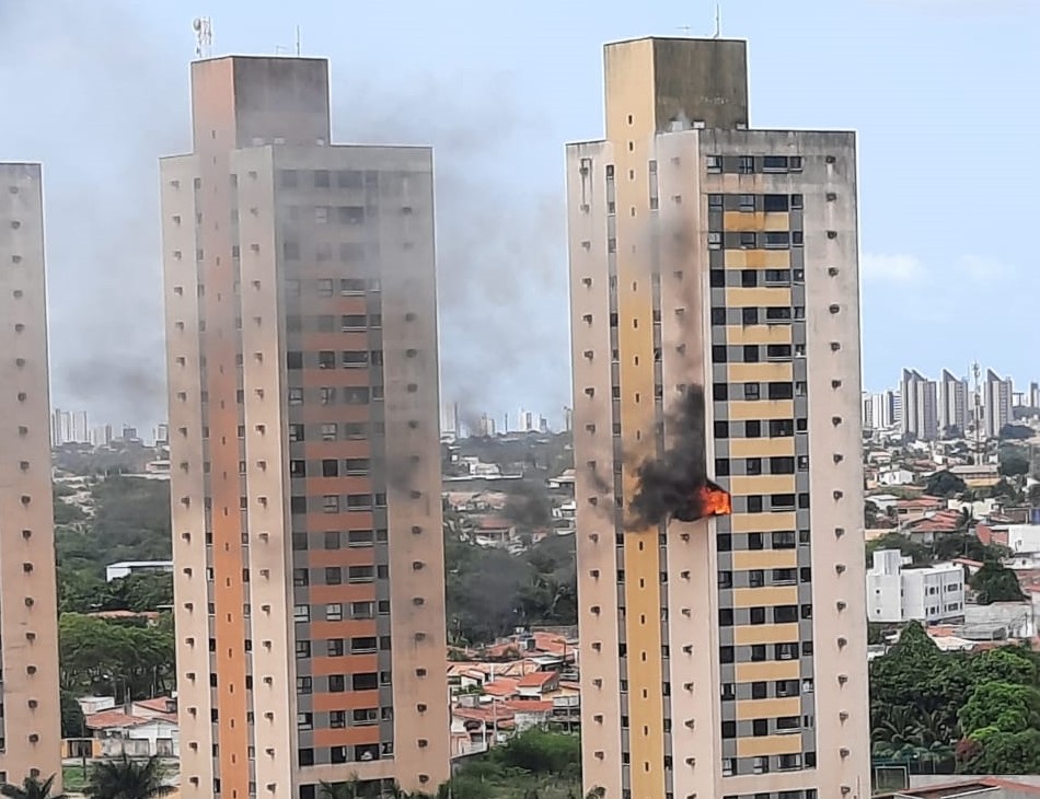 Incêndio atinge prédio residencial na zona sul de Natal