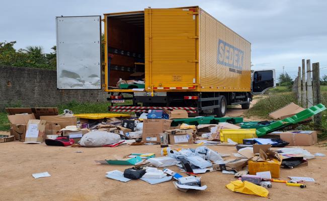 Assaltantes saqueiam carga de caminhão dos Correios em Macaíba