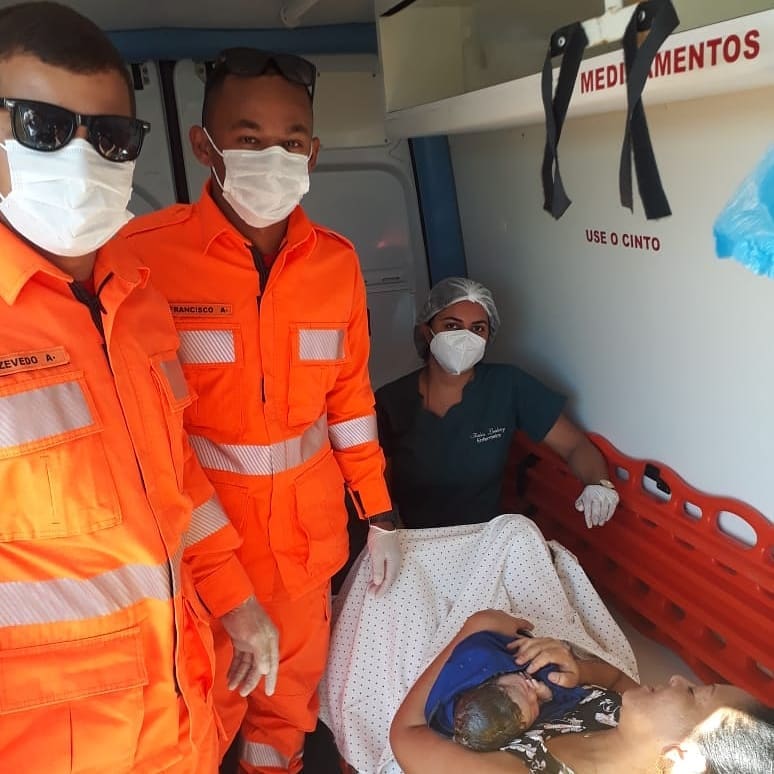 Bombeiros ajudam mulher em trabalho de parto e bebê nasce dentro de ambulância
