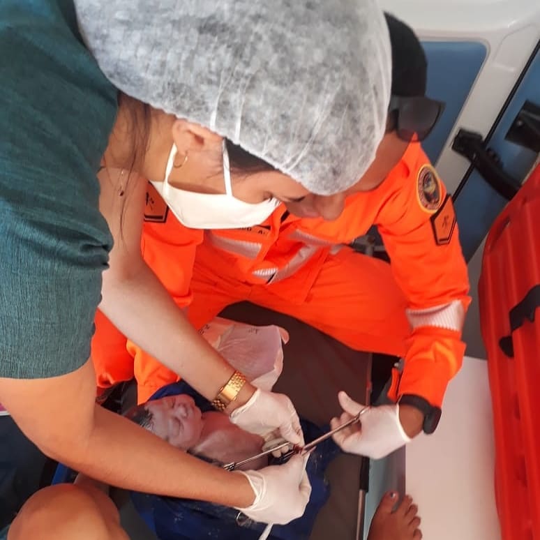 Bombeiros ajudam mulher em trabalho de parto e bebê nasce dentro de ambulância