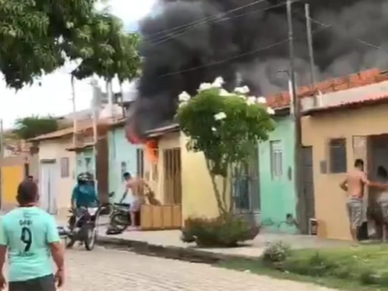 Inconformado com fim do relacionamento, homem incendeia casa da ex-mulher em Mossoró