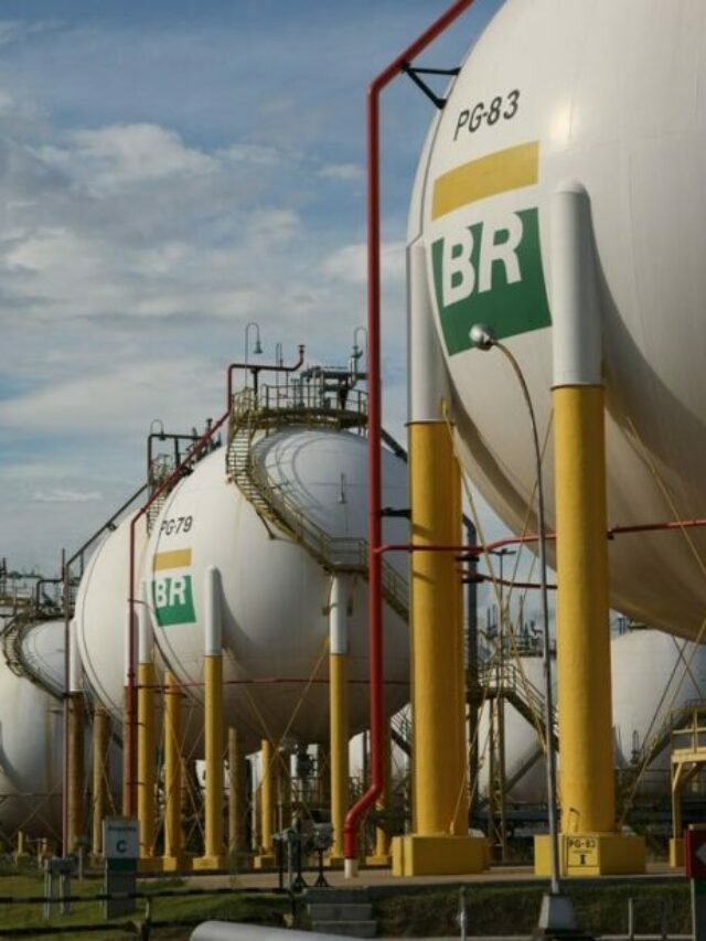 Petrobras anuncia reajuste de 7% no preço da gasolina