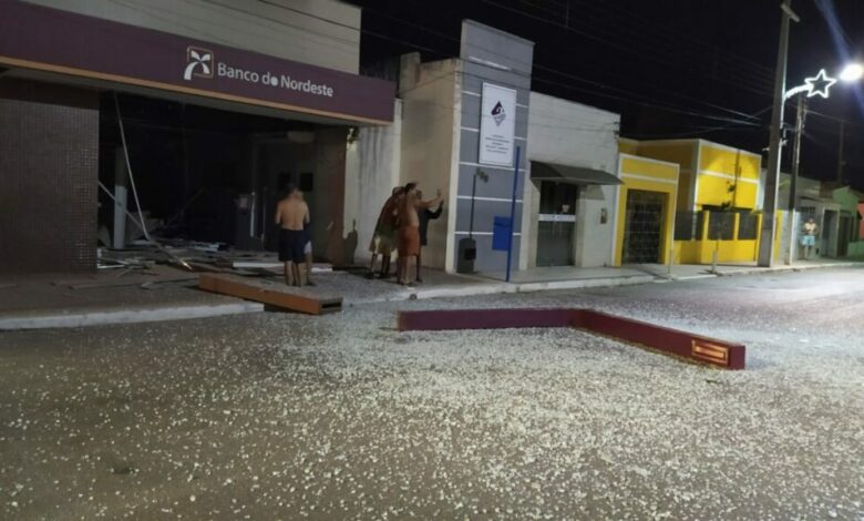 Criminosos explodem agência bancária e metralham batalhão da PM em Ceará-Mirim