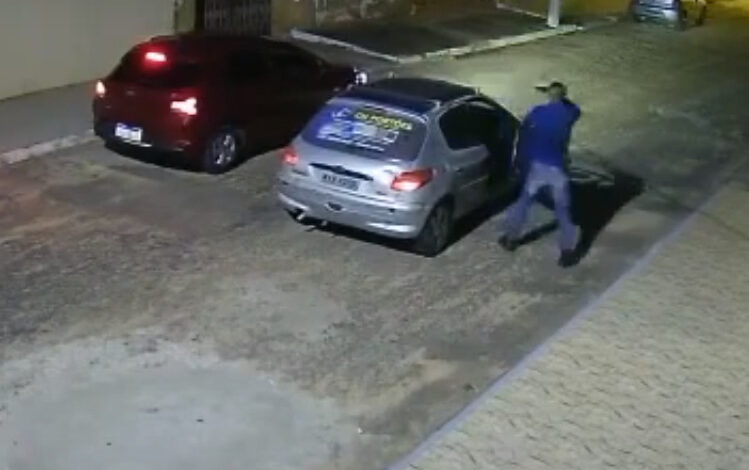 Família tira criança às pressas de carro durante assalto na zona Sul de Natal