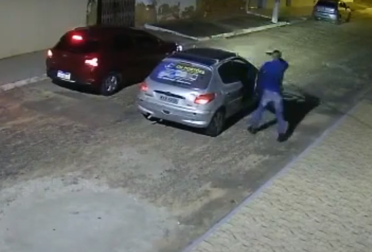 Família tira criança às pressas de carro durante assalto na zona Sul de Natal