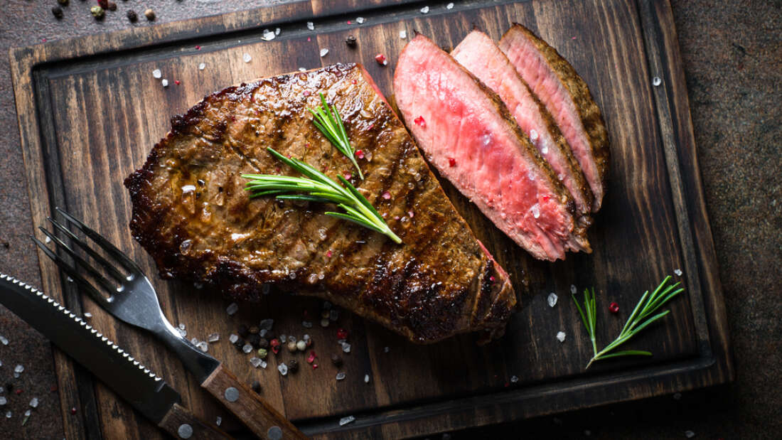 Dieta rica em carne está associada a pior saúde intestinal e esclerose múltipla
