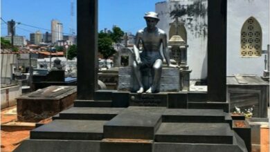 Estátua instalada no túmulo de João Câmara é furtada de cemitério em Natal