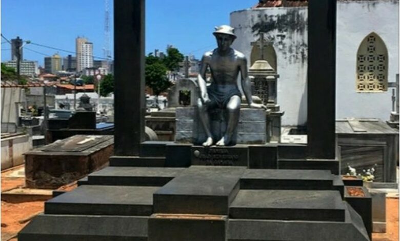 Estátua instalada no túmulo de João Câmara é furtada de cemitério em Natal