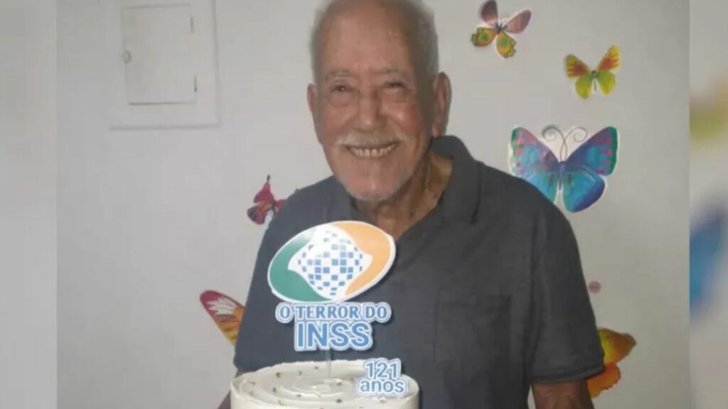 Idoso de 121 anos comemora aniversário com o tema 'Terror do INSS'