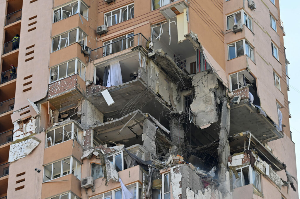 Míssil atinge prédio residencial Kiev está cada vez mais cercada
