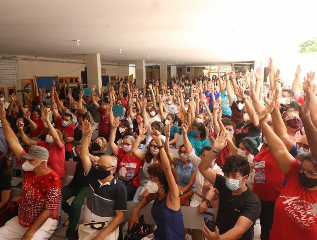 Professores estaduais rejeitam nova proposta e seguem com a greve