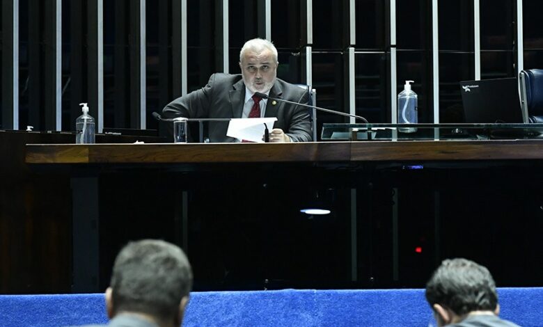 Senado aprova PL que altera política de preços da Petrobras e cria auxílio-gasolina de R$ 300
