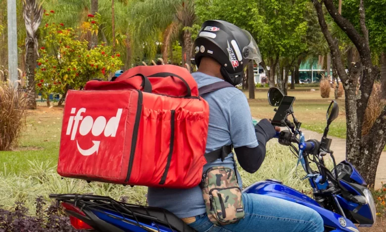 iFood aumenta remuneração de entregadores, que podem receber até R$ 3 mil mensais