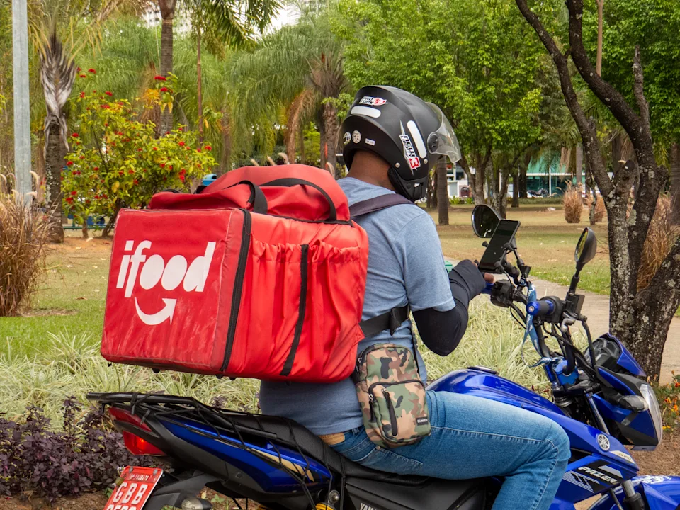 iFood aumenta remuneração de entregadores, que podem receber até R$ 3 mil mensais
