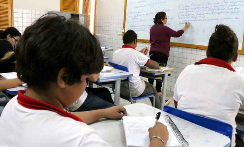Educação do RN convoca 724 professores temporários