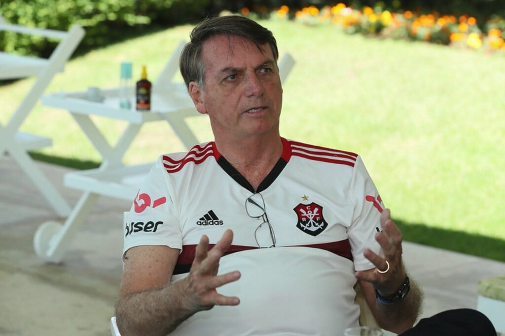 Bolsonaro articula 'sem intermediários' estádio para o Flamengo no RJ