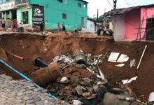 Cratera aumenta de tamanho e engole parte de casa em Felipe Camarão