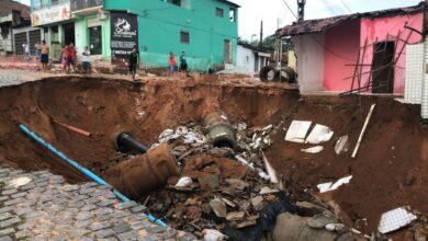 Cratera aumenta de tamanho e engole parte de casa em Felipe Camarão