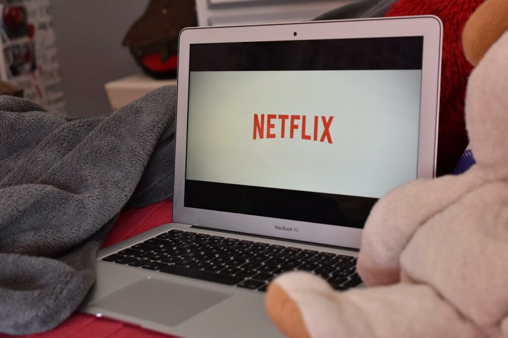 Netflix começa a cobrar de quem compartilha senha