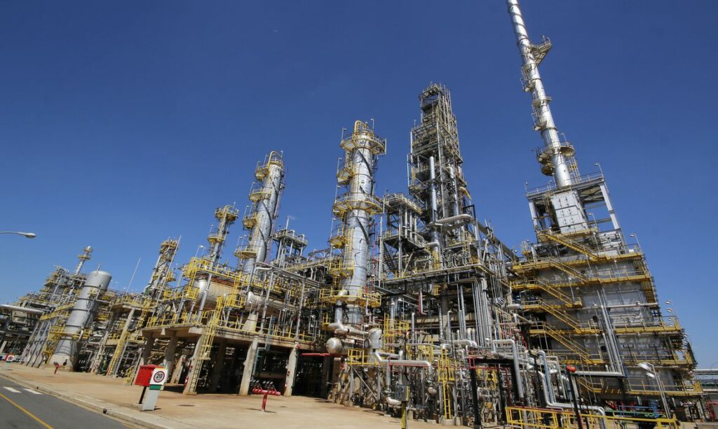 Petrobras anuncia redução de quase 5% no preço da gasolina