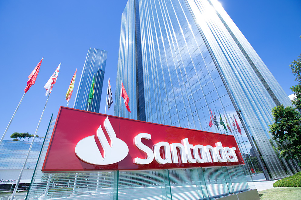 Santander amplia horário de atendimento em duas horas PNG
