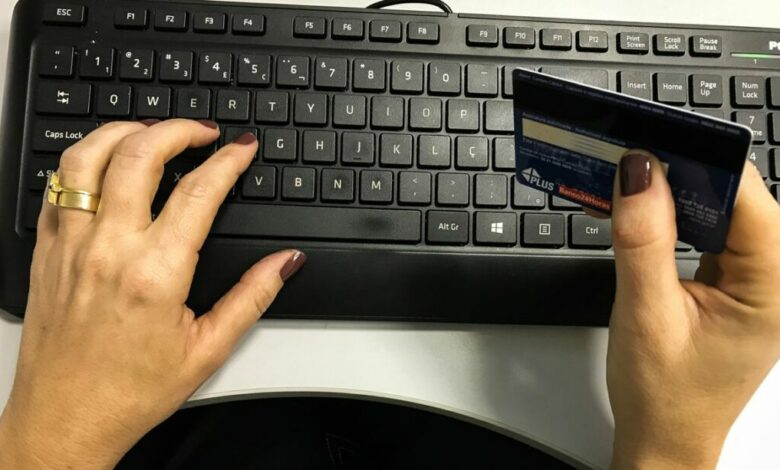 Justiça investiga bancos por suposta fraude em cartões de crédito consignados